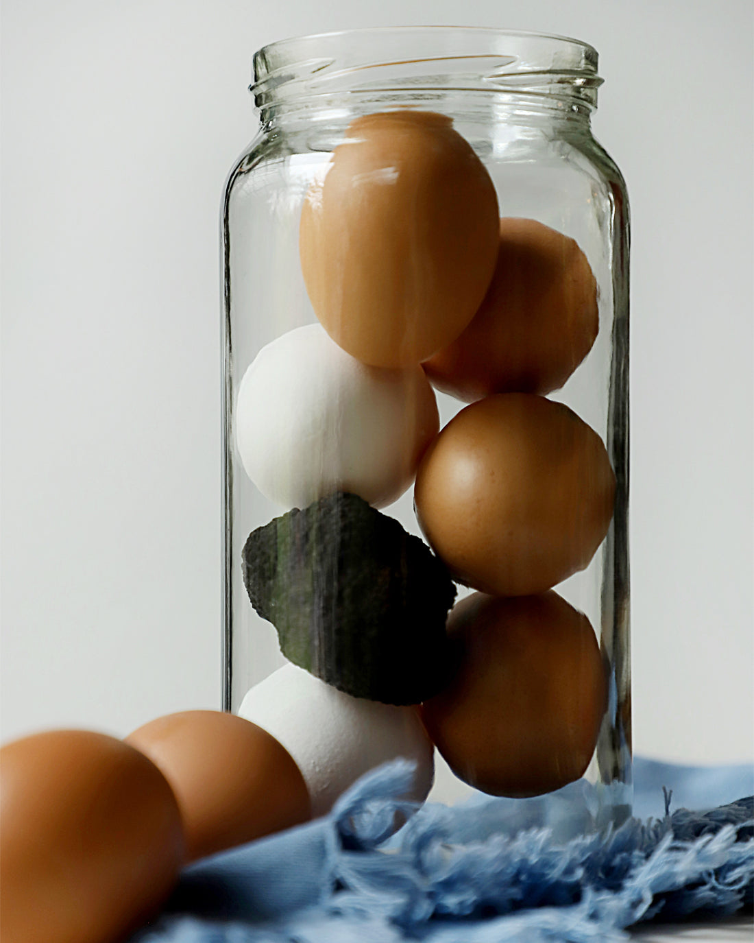 Receta de huevos trufados con guarnición de patatas paja